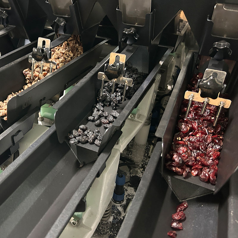 स्वचालित 10g-1000G पॉच तोता खाद्य पैकिंग मशीन चीनी अखरोट मसाला चाय पत्ता थैली पैकिंग मशीन बहुमुख्य वेजर