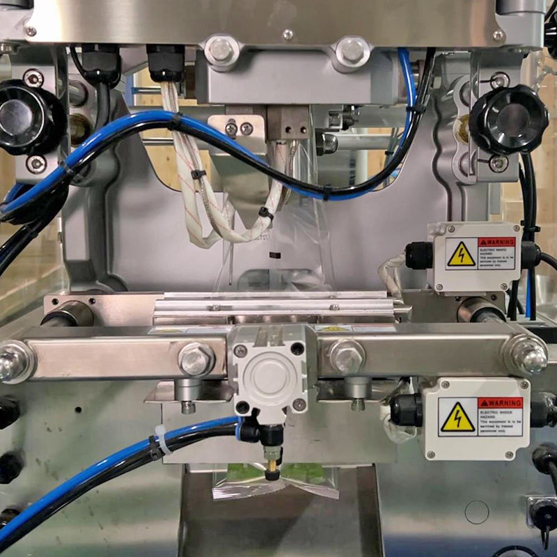 स्वचालित आलू चिप्स मल्टीहेड वेइजर वजन प्रणाली झींगा फ्रेंच पैकिंग मशीन पफिंग फूड ग्रेन्युल पैकेजिंग मशीन