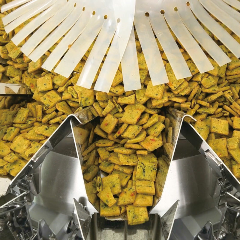 उच्च गुणवत्ता वाली ऊर्ध्वाधर स्वचालित मात्रात्मक कण खाद्य पदार्थ सीलिंग भरने पैकिंग VFFS वजन और पैकेजिंग मशीन