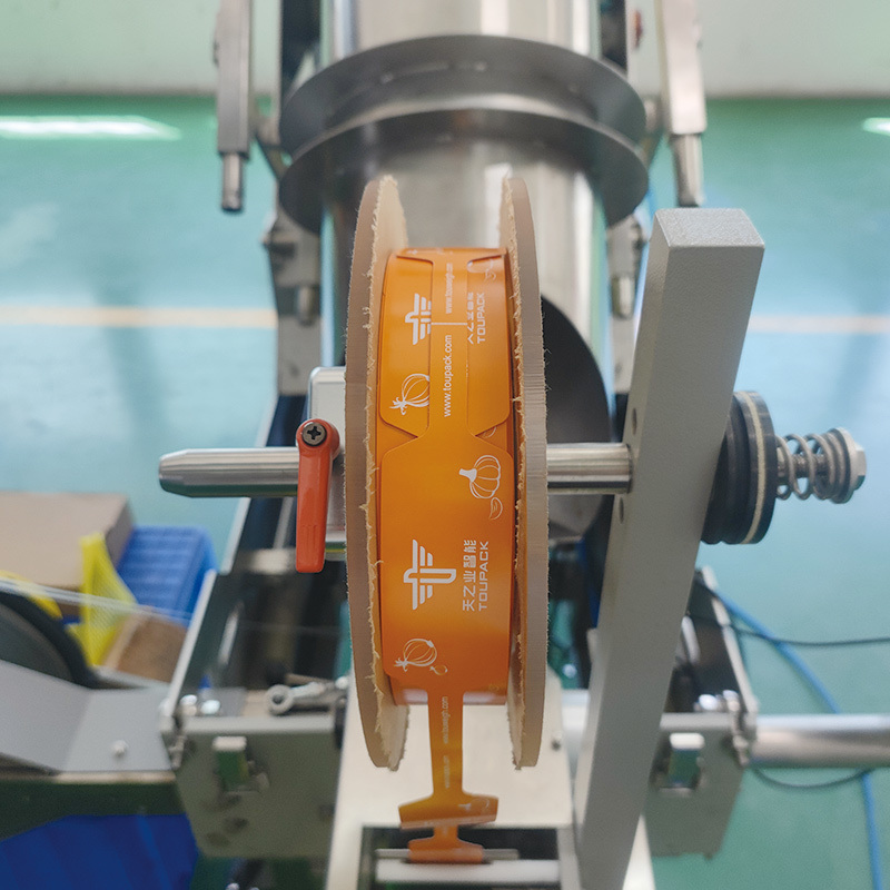 सतत जाली बैग पैकेजिंग मशीन स्वचालित फास्ट पैकेजिंग मक्का समुद्री भोजन बेकन प्याज जाली बैग सीलिंग मशीन