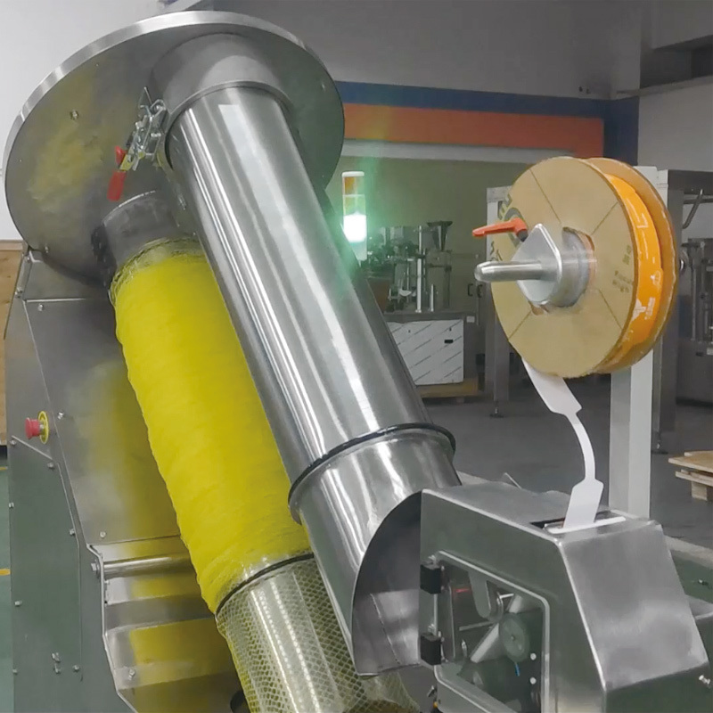 उच्च गति ऊर्ध्वाधर स्वचालित मेश पॉकेट मशीन गाजर सब्जी मेश बैग बेलर नाशपाती स्वचालित नेट पैकिंग मशीन