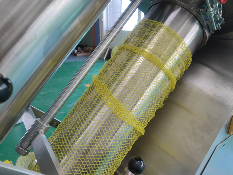 सब्जियों, फलों, अदरक, आलू, खट्टे फलों की पैकिंग के लिए स्वचालित नेट बैग पैकिंग मशीन वजन रेंज 3g-5000g