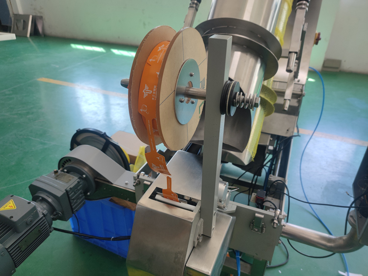 सब्जियों, फलों, अदरक, आलू, खट्टे फलों की पैकिंग के लिए स्वचालित नेट बैग पैकिंग मशीन वजन रेंज 3g-5000g