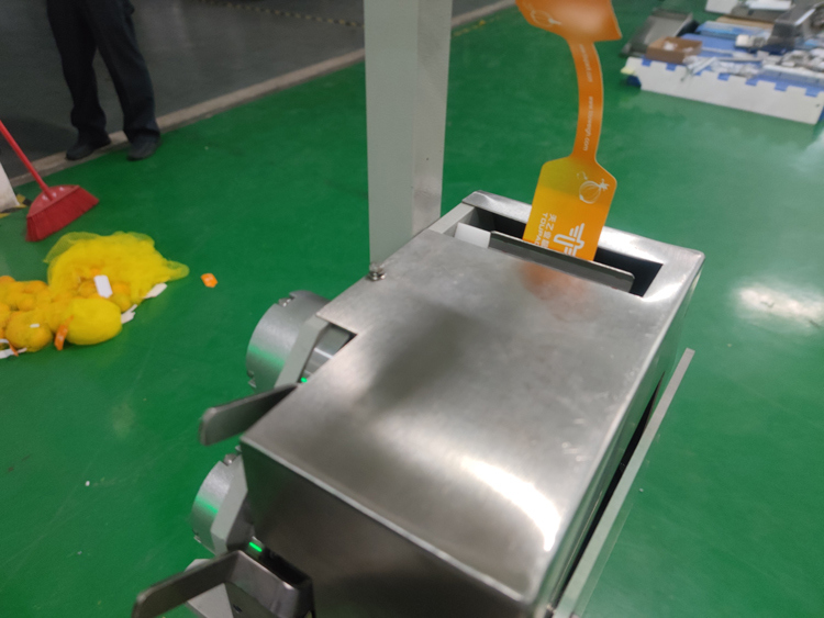 सब्जियों, फलों, अदरक, आलू, खट्टे फलों की पैकिंग के लिए स्वचालित नेट बैग पैकिंग मशीन वजन रेंज 3g-5000g