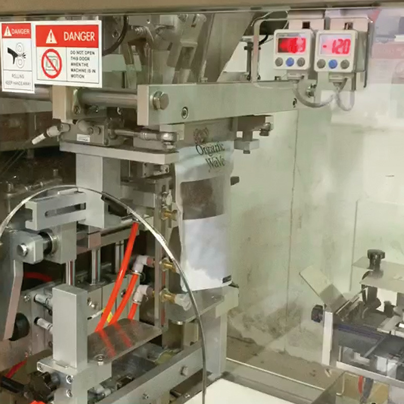 वियतनाम स्वचालित कॉफी पैकेजिंग सिस्टम डोयपैक भुना हुआ कॉफी बीन गसेट बैग ज़िप लॉक पाउच पैकिंग मशीन डेट प्रिंटर के साथ