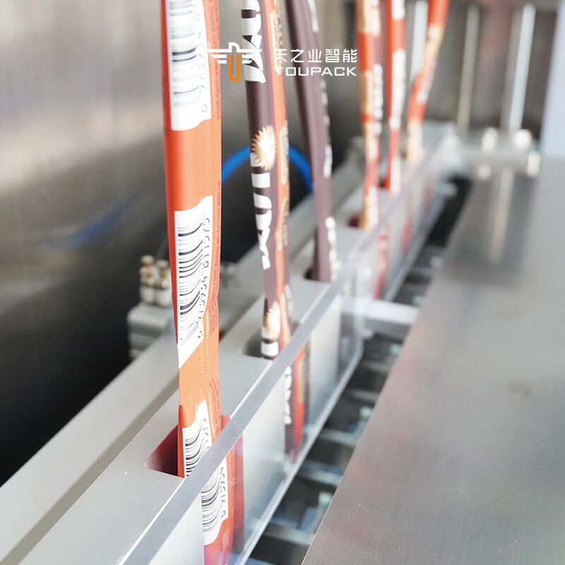 स्वचालित मल्टी लेन 50ml 100ml लिक्विड सैशे फ्रूट जूस आइस लॉली पॉप जेली स्टिक स्ट्रिप सैशे पैकिंग मशीन